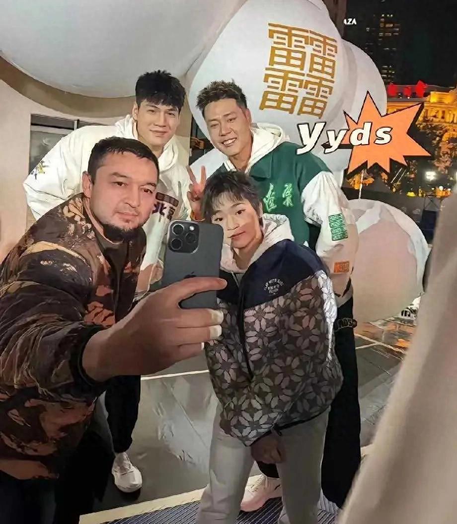 受歡迎!全紅嬋與西熱力江賀天舉合影 罕見化全妝+新發型 變成熟