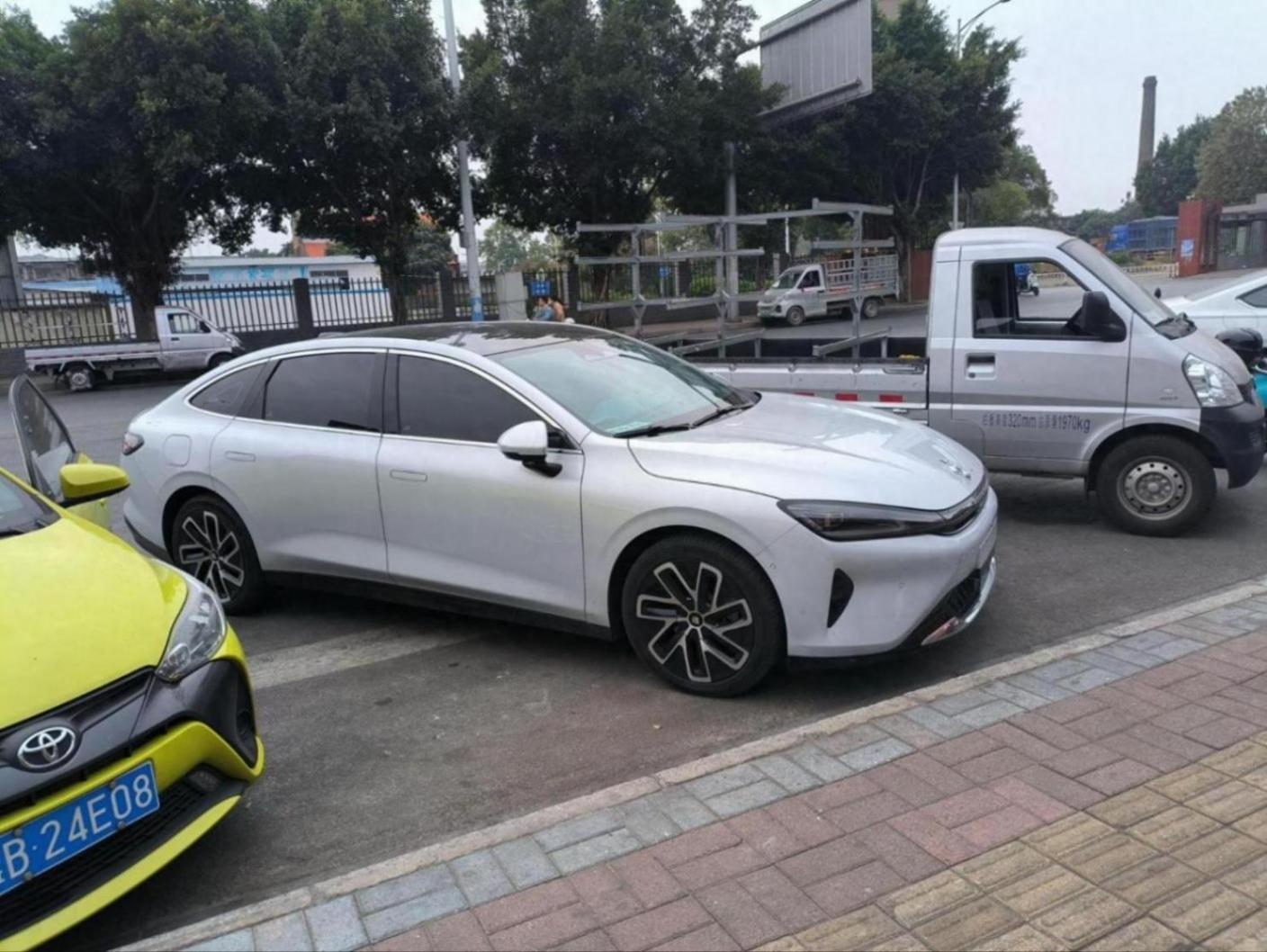 寶駿享境實(shí)車曝光,大過比亞迪漢+靈眸智駕,插混、純電雙動(dòng)力