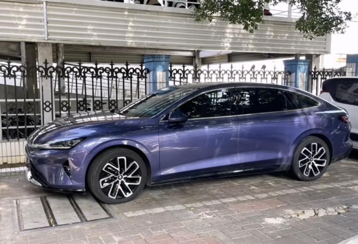 寶駿享境實(shí)車曝光,大過比亞迪漢+靈眸智駕,插混、純電雙動(dòng)力