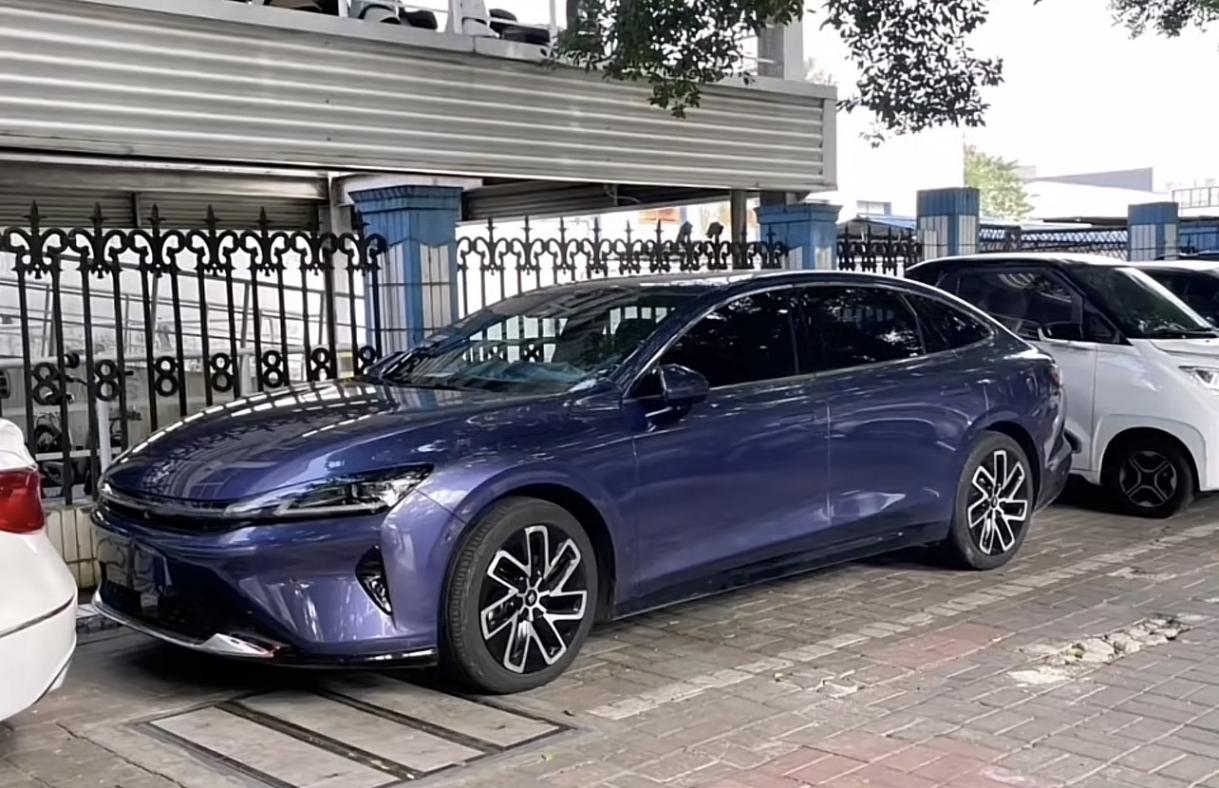 寶駿享境實(shí)車曝光,大過比亞迪漢+靈眸智駕,插混、純電雙動(dòng)力