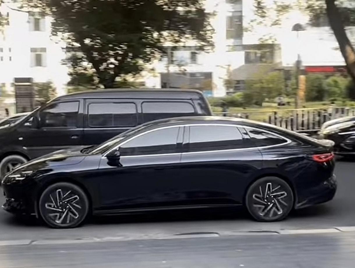 寶駿享境實(shí)車曝光,大過比亞迪漢+靈眸智駕,插混、純電雙動(dòng)力