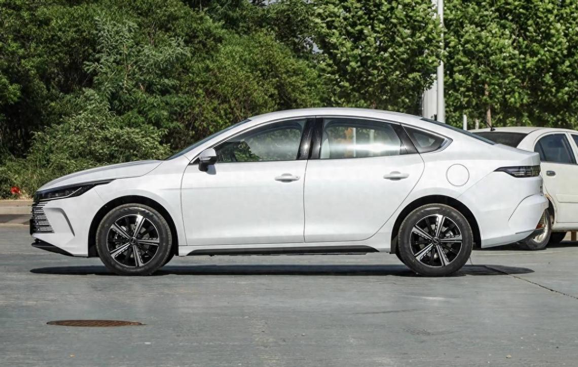 比亞迪又開(kāi)卷了!7萬(wàn)多,車(chē)長(zhǎng)近4米8,油耗158L,續(xù)航1245千米