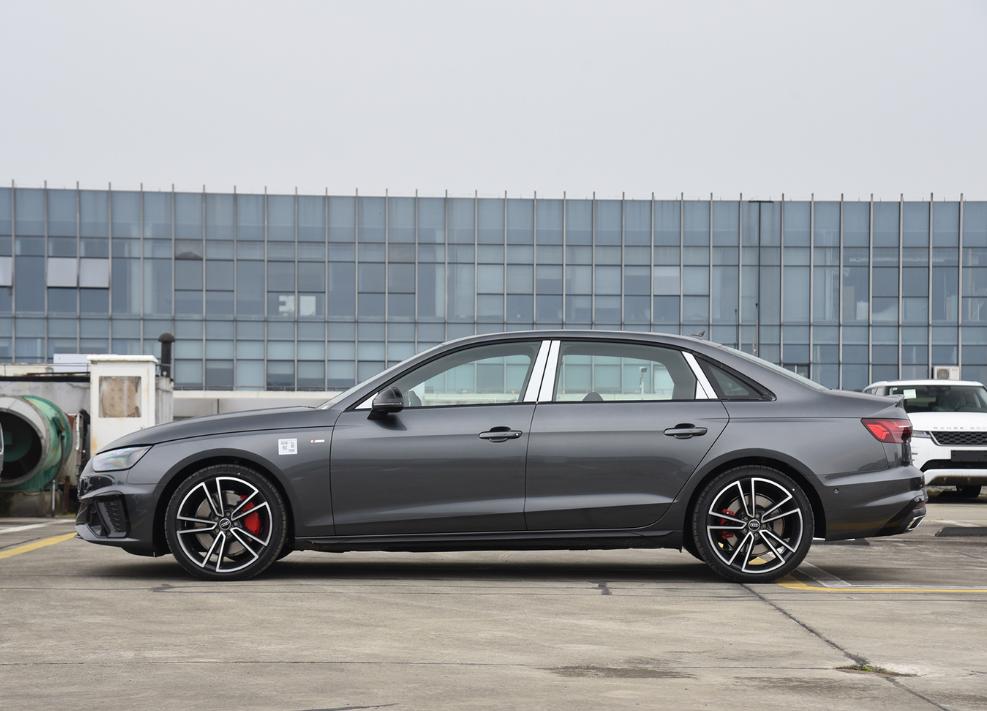 預算25萬,你們選奧迪A4L,還是選特斯拉Model 3呢?