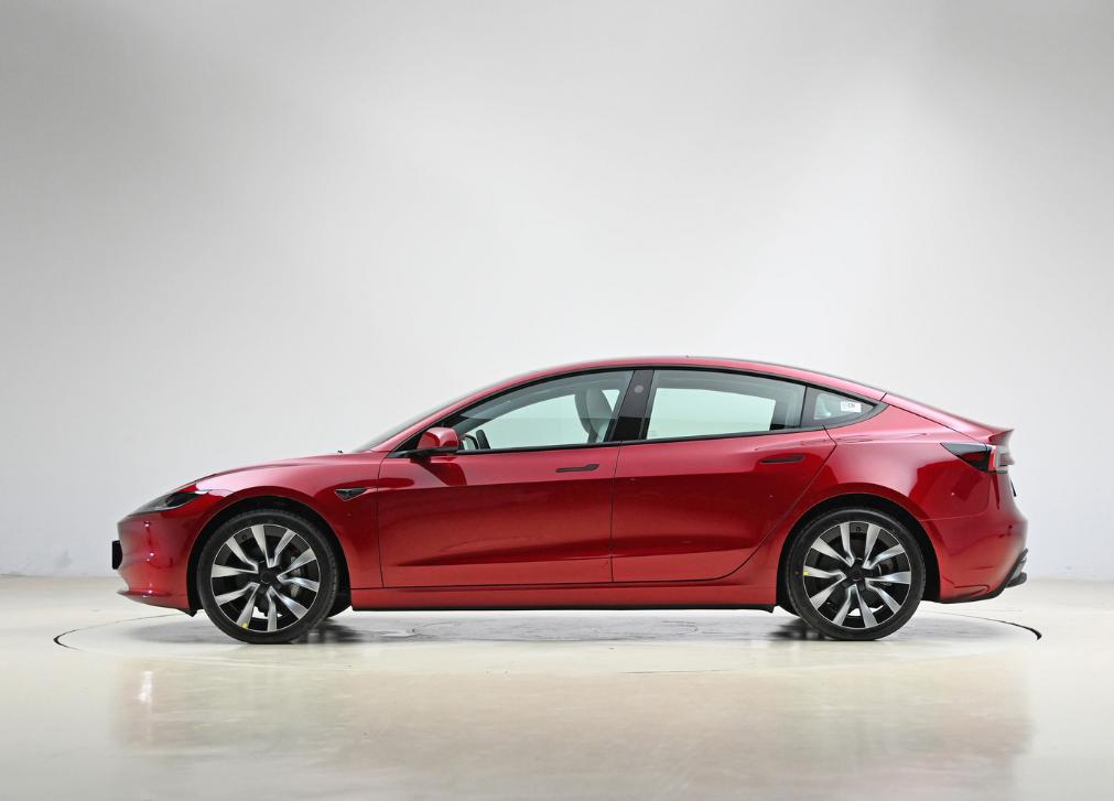 預算25萬,你們選奧迪A4L,還是選特斯拉Model 3呢?